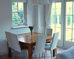 Gezellige eetkamer in vakantiehuis Mooiste plekje van Noordwijk, uitzicht op tuin, Noordwijk aan zee, Zuid-Holland.