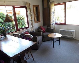 Gezellige woonkamer van Om de Loop vakantiehuis in Rockanje, met veel natuurlijk licht.