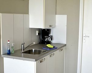 Compacte kitchenette in Vakantiehuisje in De Zilk, Noordzeekust, Zuid-Holland.