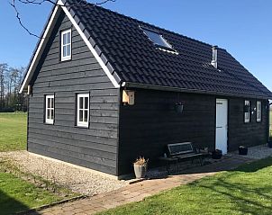 Gezellige woonkamer in Vakantiehuisje in Voorhout, Noordzeekust, met comfortabele zitplaatsen.