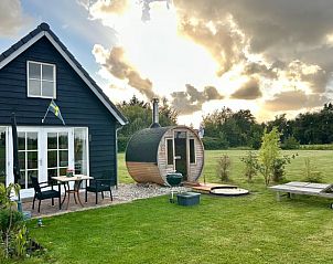 Stijlvolle binnenruimte van Vakantiehuisje in Voorhout, Noordzeekust, met houtkachel en decoratie.