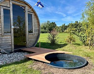 Eethoek in Vakantiehuisje in Voorhout, Noordzeekust, met uitzicht op het platteland van Zuid-Holland.
