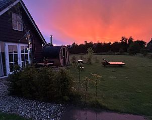 Decoratieve details in badkamer van Vakantiehuisje in Voorhout, Noordzeekust, met warme verlichting.