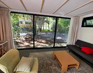 Zithoek met uitzicht op bosrijke omgeving in Vakantiehuis in Voorschoten.