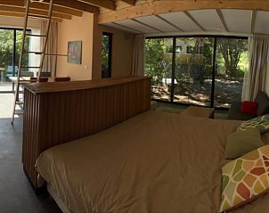 Lichte slaapkamer in Vakantiehuis in Voorschoten met toegang tot tuin.