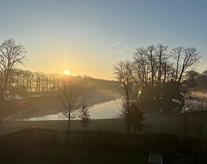 Adembenemende zonsopgang nabij Vakantiehuis in Voorschoten aan de Noordzeekust.