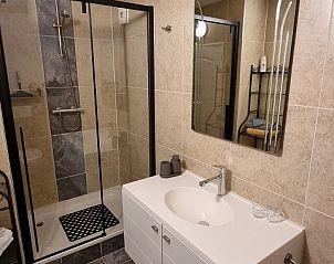 Moderne badkamer in DE DIJK bed and breakfast, Zuid-Holland met luxe voorzieningen.