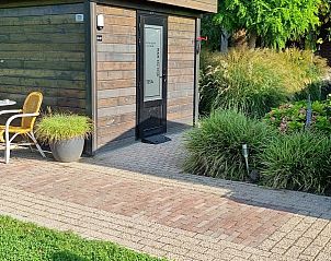 Charmante buitenruimte van DE DIJK bed and breakfast in Zuid-Holland met gezellige zitjes.