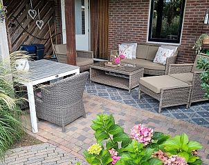 Comfortabele zithoek op het terras van DE DIJK bed and breakfast, Zuid-Beijerland.