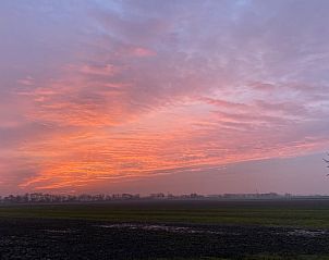 Prachtige zonsondergang gezien vanuit Vakantiehuis in Klaaswaal, een idyllische vakantiewoning in Voorne Putten.