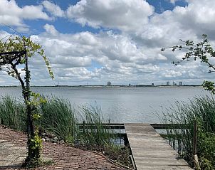 Schitterend uitzicht op het water vanaf het terras van Vakantiehuisje in Bleiswijk, Rotterdam eo, Zuid-Holland.