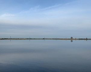 Kalme wateren bij Vakantiehuisje in Bleiswijk, ideaal voor ontspanning in Rotterdam eo, Zuid-Holland.