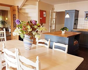 Gezellige eetruimte in Vakantiehuisje in Bleiswijk, perfect voor familiediners in Rotterdam eo, Zuid-Holland.