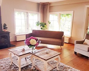 Ruime woonkamer in Vakantiehuisje in Bleiswijk, ideaal voor ontspanning in Rotterdam eo, Zuid-Holland.