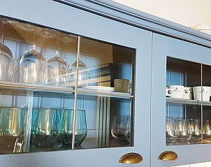 Elegante glazen kast in de keuken van Vakantiehuisje in Bleiswijk, Rotterdam eo, Zuid-Holland.