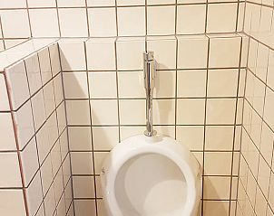 Netjes ingerichte badkamer in Vakantiehuisje in Bleiswijk, met moderne voorzieningen in Rotterdam eo, Zuid-Holland.