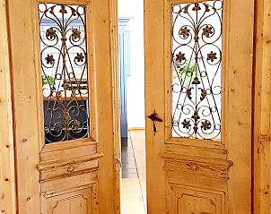 Houten deuren met glaswerk in Vakantiehuisje in Bleiswijk, een authentiek detail in Rotterdam eo, Zuid-Holland.