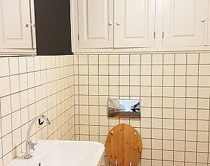 Stijlvolle badkamer in Vakantiehuisje in Bleiswijk, met moderne voorzieningen in Rotterdam eo, Zuid-Holland.