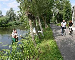 Ruime badkamer in ZH045 vakantiehuis in Ouderkerk-aan-den-IJssel, Rotterdam eo, Zuid-Holland.