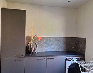 Moderne keuken in vakantiehuis Borkerijck, Holten, Overijssel, met stijlvolle kastjes en natuurlijk licht voor een ontspannen verblijf.