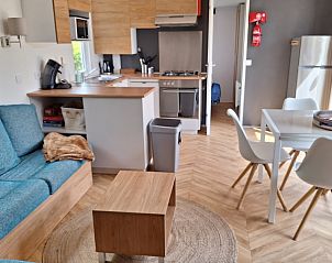 Stylish kitchen and dining area in EnJoy Natur, See und Meer Chalet Lauwersoog, ideal for a cozy vacation in Groningen.