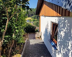 Geniet van de rust bij Zonneheuvel, een vakantiehuis in Daun, Eifel, met een schilderachtig tuinpad en groene vergezichten.