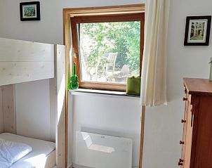 Knusse slaapruimte in Zonneheuvel, Daun, met raam dat uitkijkt op de rustige Eifel-omgeving.